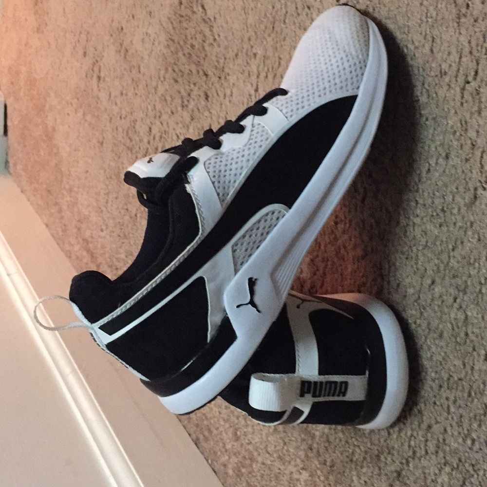 Size 7 women’s Puma shoes brand new! !